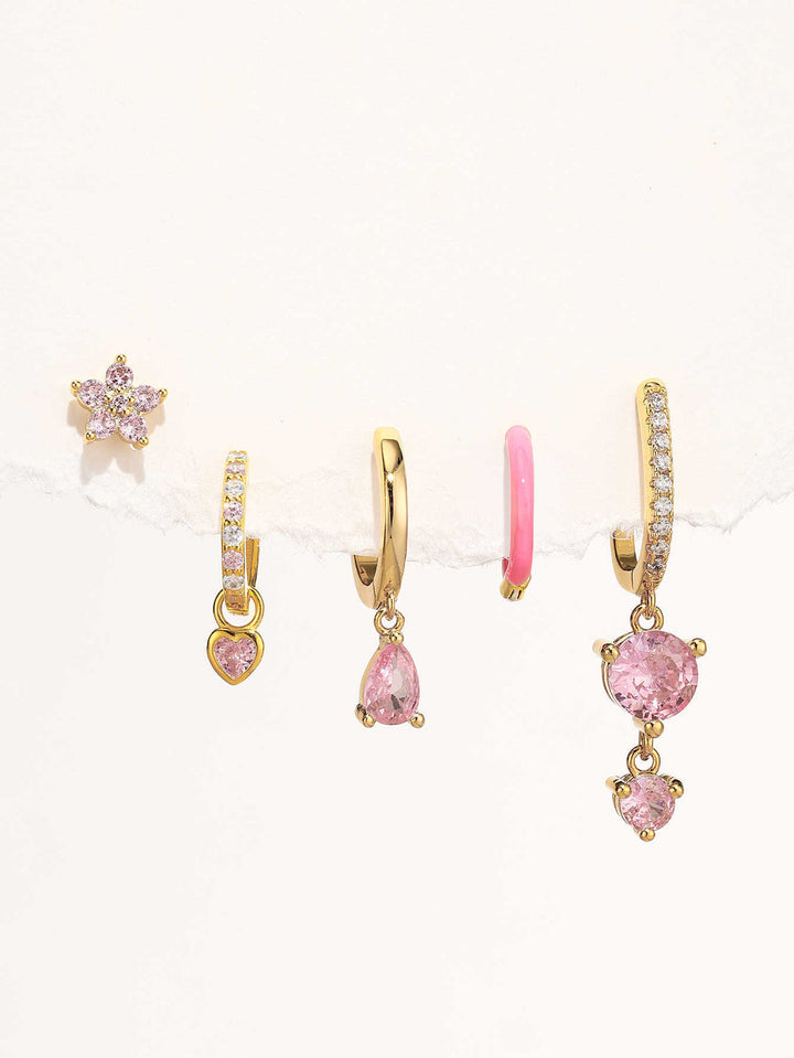 Antonie – Zlaté náušnice s lesklým povrchem.