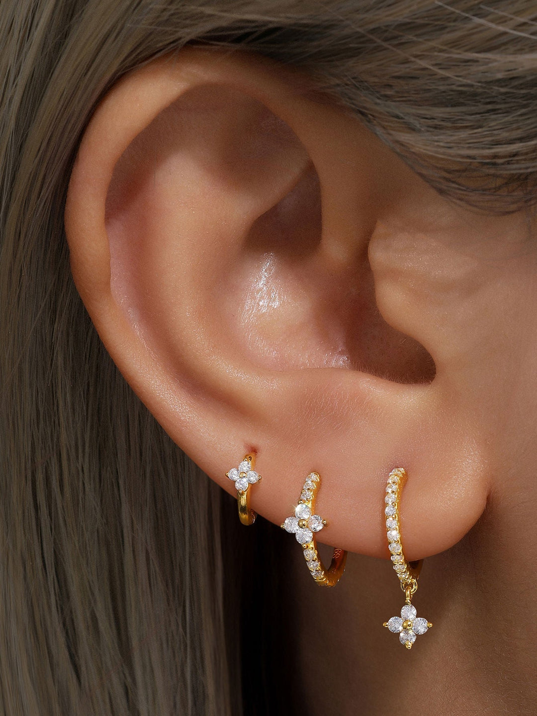 Alena – Jemné zlaté náušnice s křehkou elegancí.