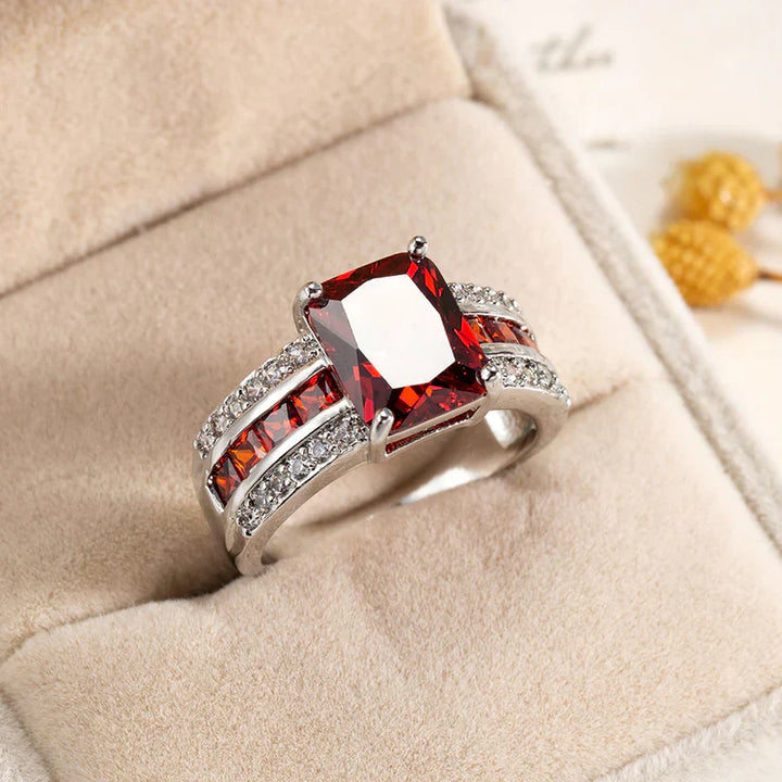 Katrin – Stříbrný prsten s rubínem.