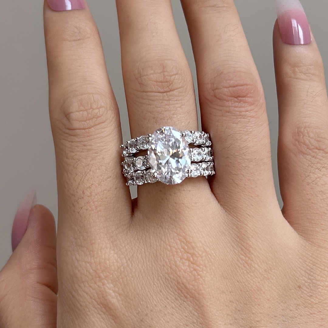 Greta – Stříbrný diamantový prsten s ornamentem.