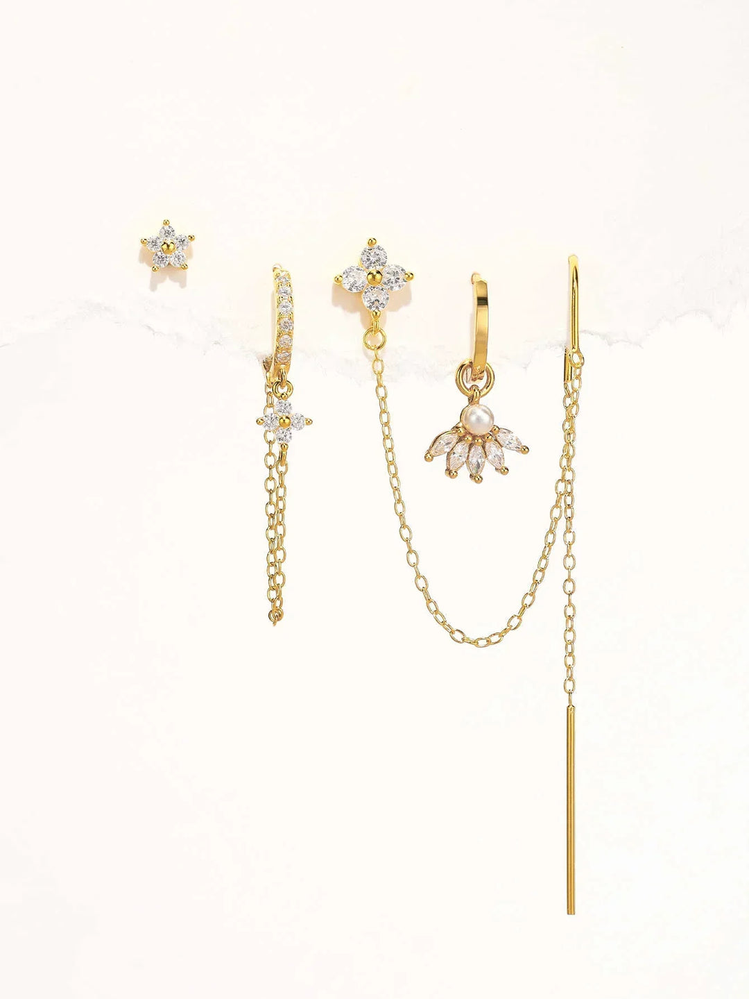 Clarissa – Zlaté náušnice s jemným hranatým tvarem.