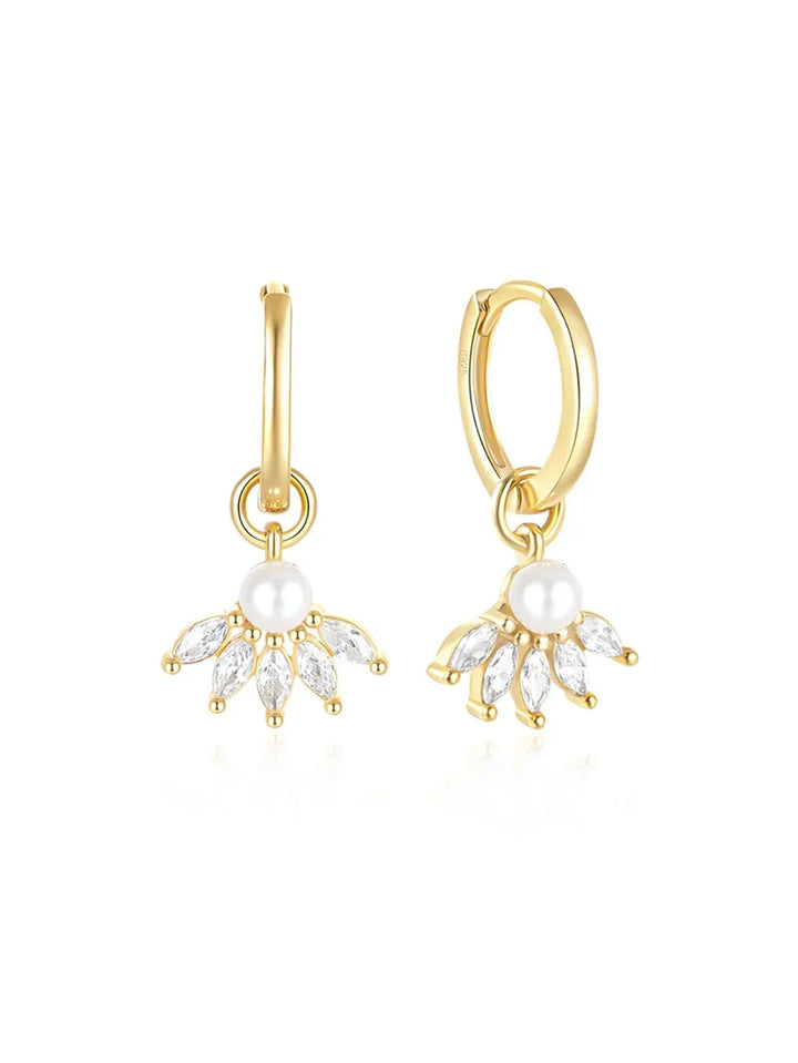 Clarissa – Zlaté náušnice s jemným hranatým tvarem.