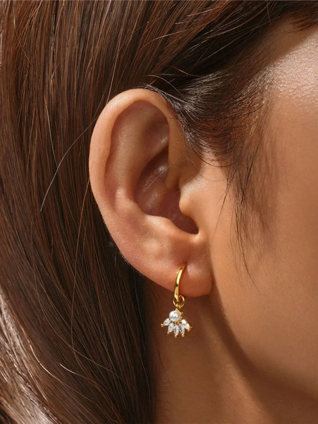 Clarissa – Zlaté náušnice s jemným hranatým tvarem.