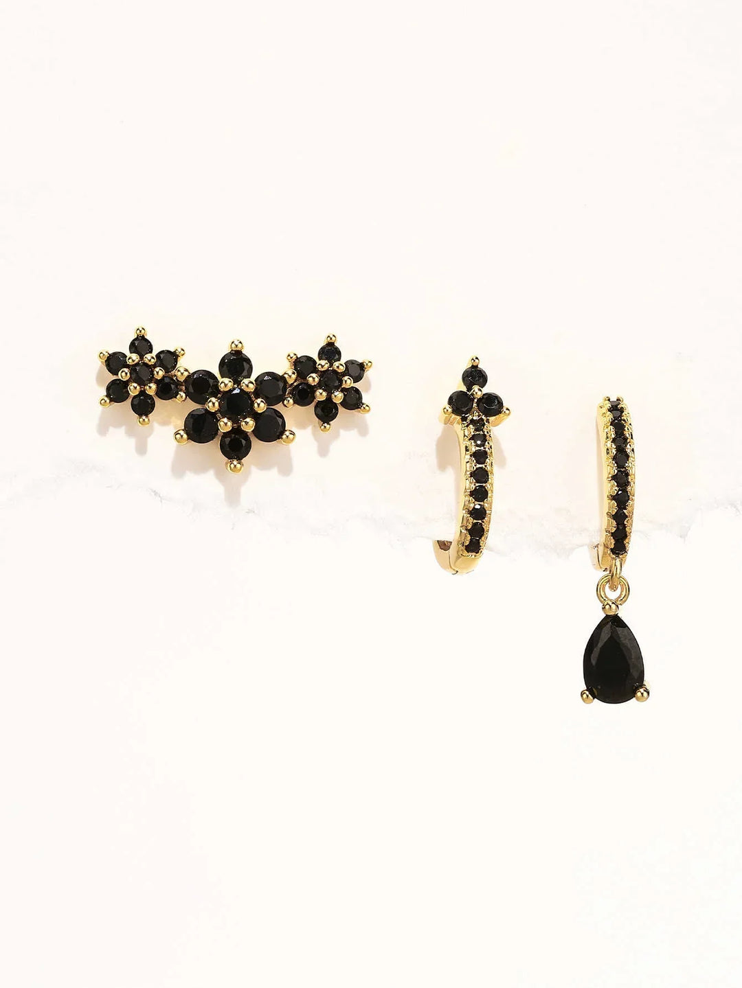 Sabina – Zlaté náušnice s moderním stylem.