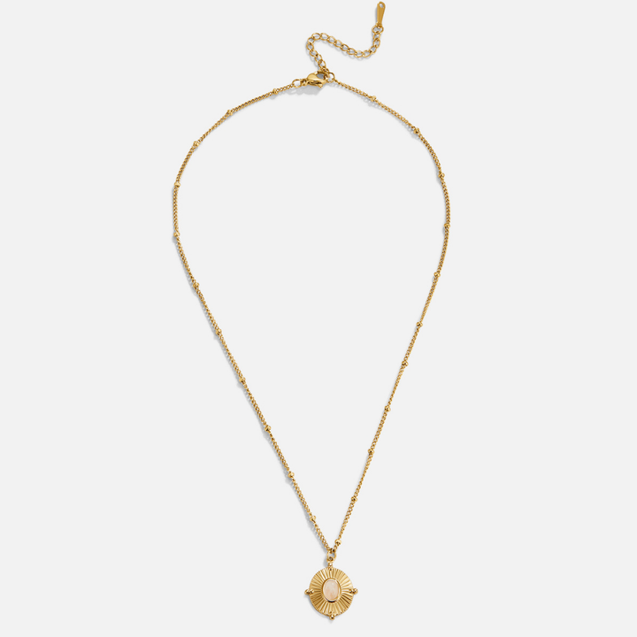 Annika – Jemný zlatý řetízek s hranatým přívěskem.