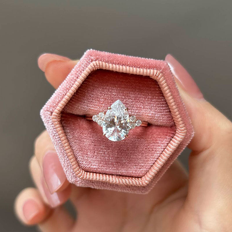 Clarissa – Diamantový prsten s kapkovým brusem ve zlatém provedení.