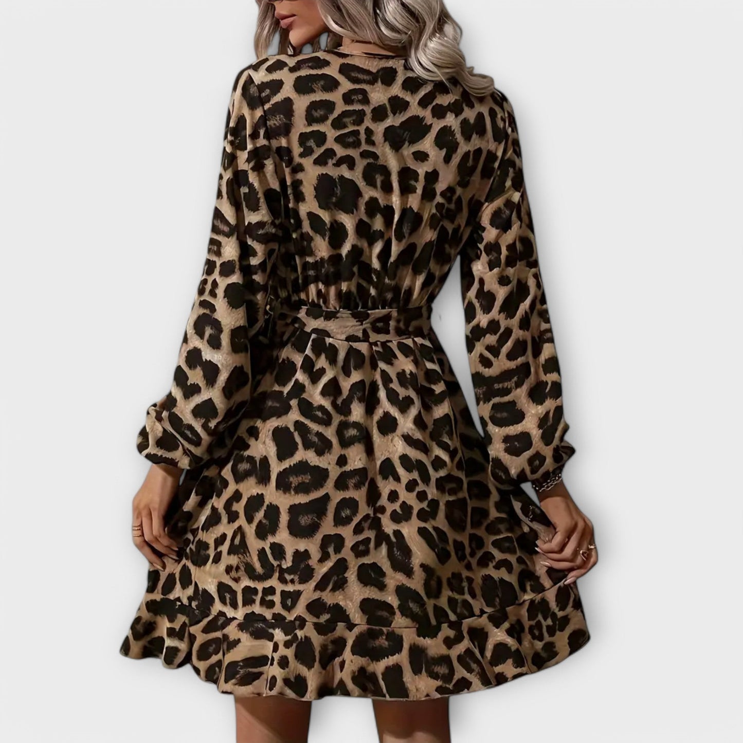 Elegantné šaty s leopardím vzorom, výstrihom do V a sťahovacími ramienkami