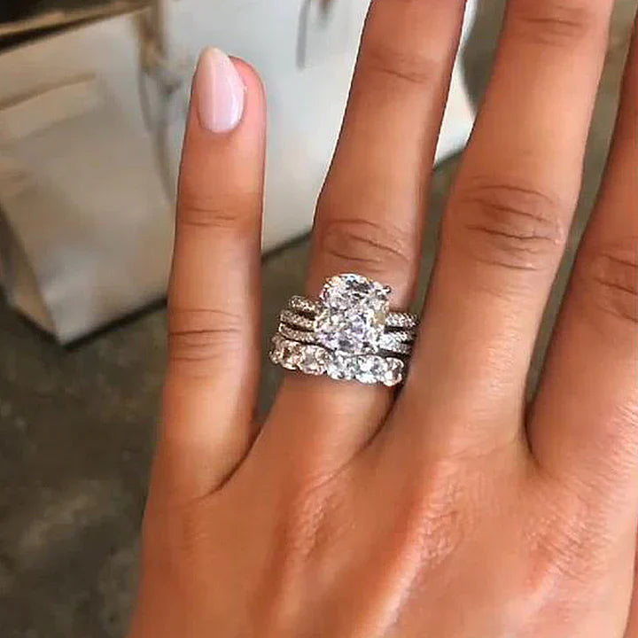 Iris – Diamantový prsten s oválným kamenem.