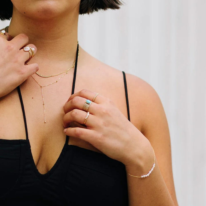 Helena – Zlacený prsten s perlami.