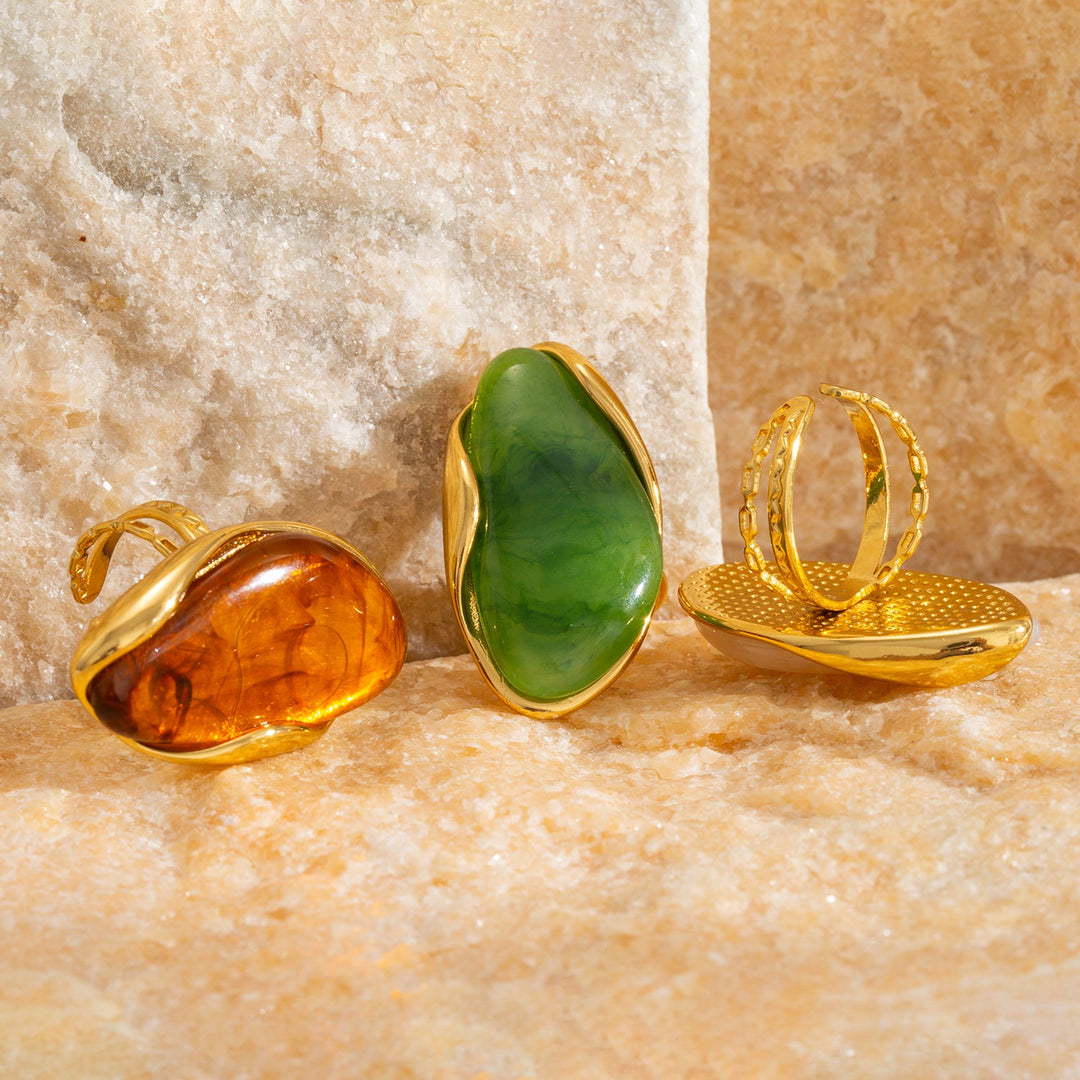 Konturový kabochonový prsten z drahokamu