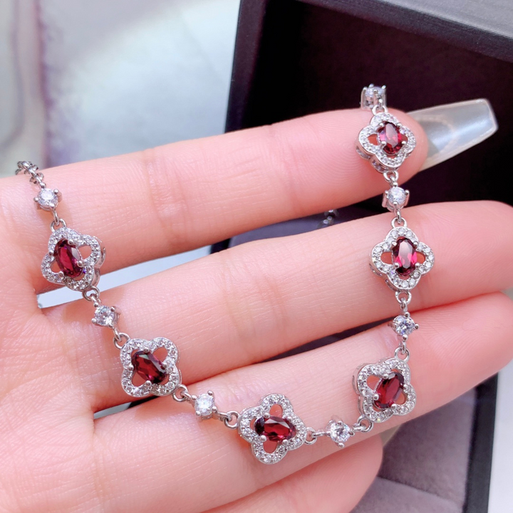 Barbora – Rubinový prsten s hravým kamenným zdobením.