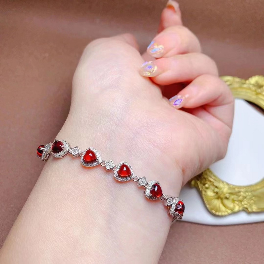 Monika – Rubinový náhrdelník s jemným přechodem.