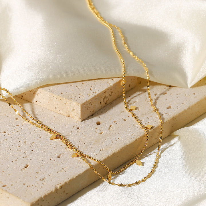 Helena – Diskrétní zlatý náhrdelník s geometrickým šarmem.