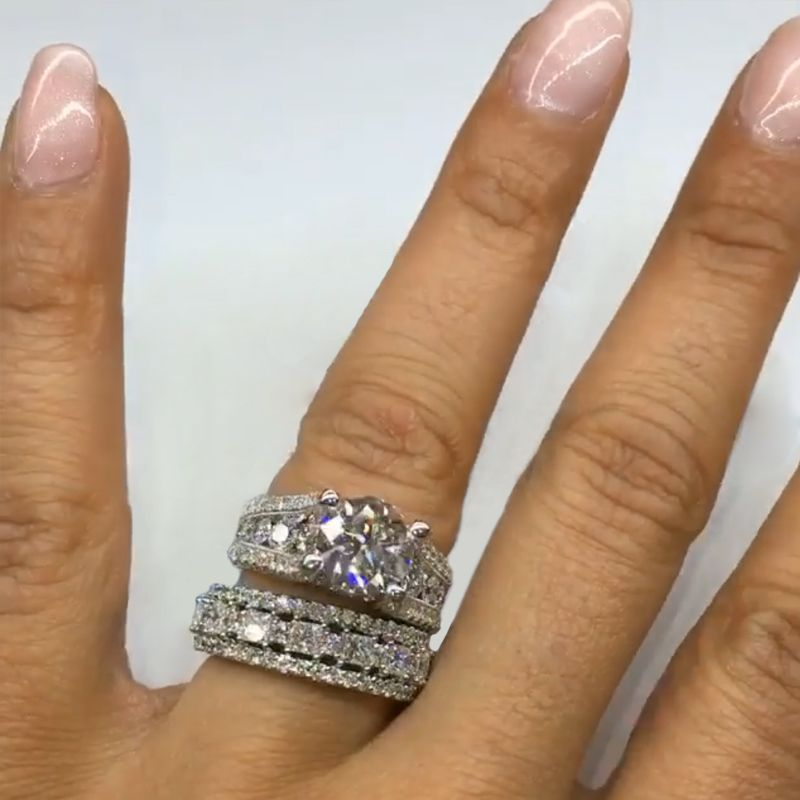 Široký diamantový prsten s třpytivým povrchem.