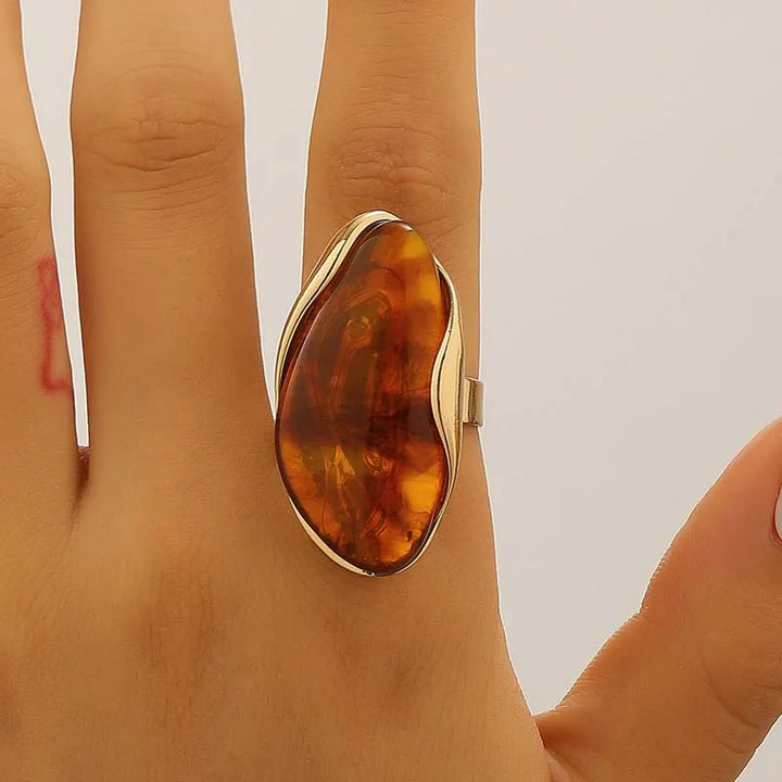 Konturový kabochonový prsten z drahokamu