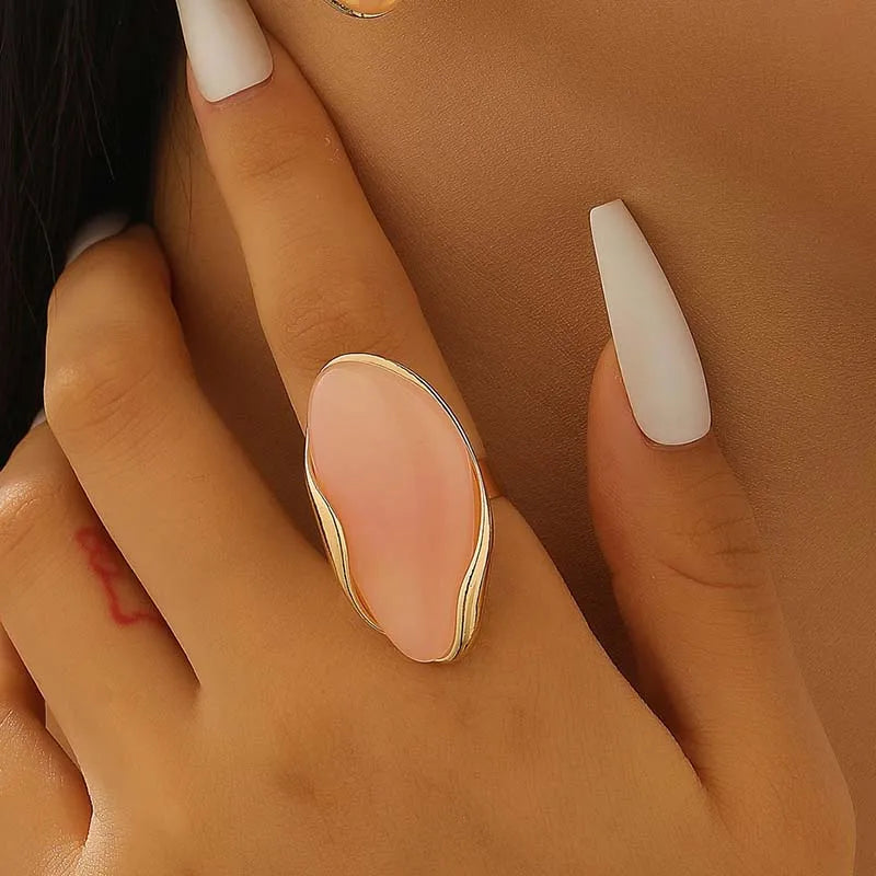 Konturový kabochonový prsten z drahokamu