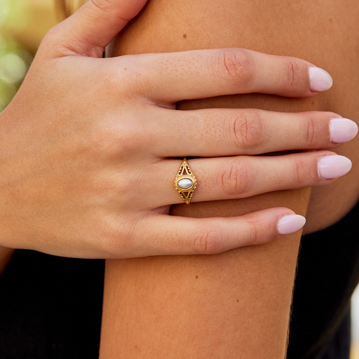 Nora – Zlatý prsten s křivkovou linií.