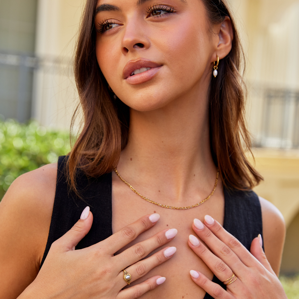 Nora – Zlatý prsten s křivkovou linií.