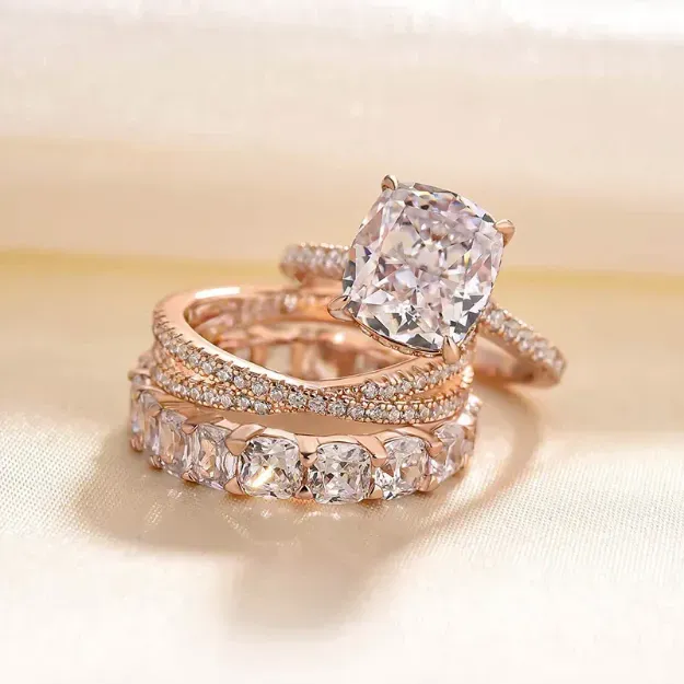 Iris – Diamantový prsten s oválným kamenem.