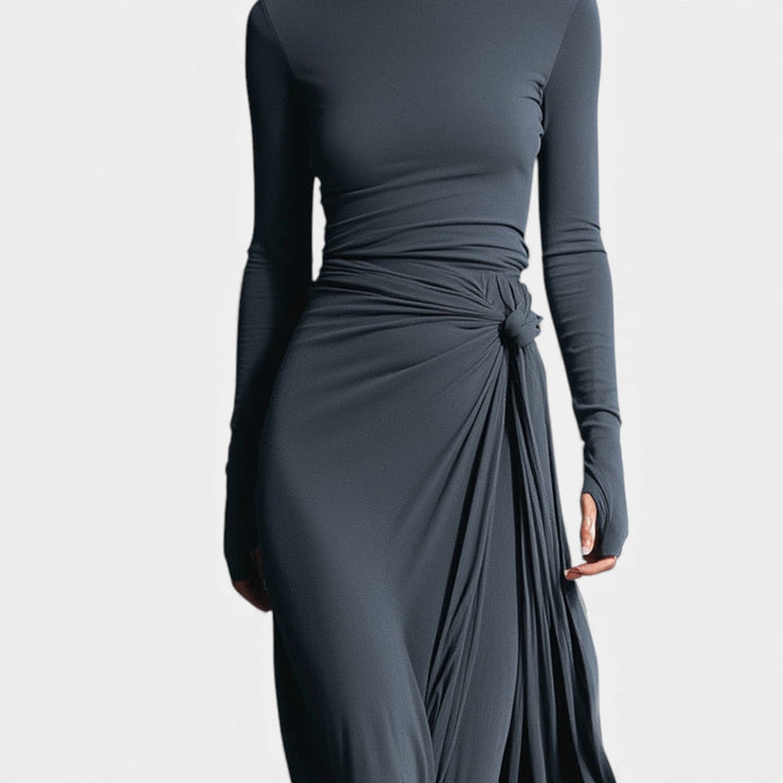 Anna – Elegantní šaty s bočním uzlem a jemným leskem