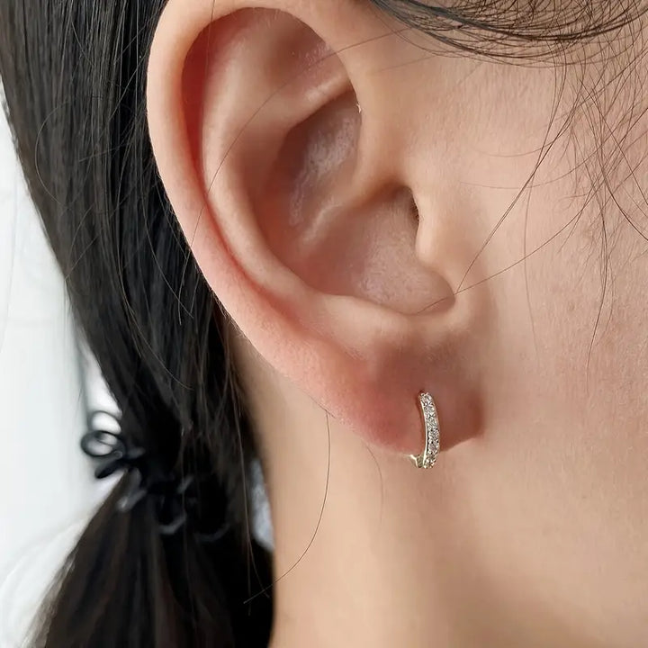 Nora – Zlaté náušnice s jemnými kameny.