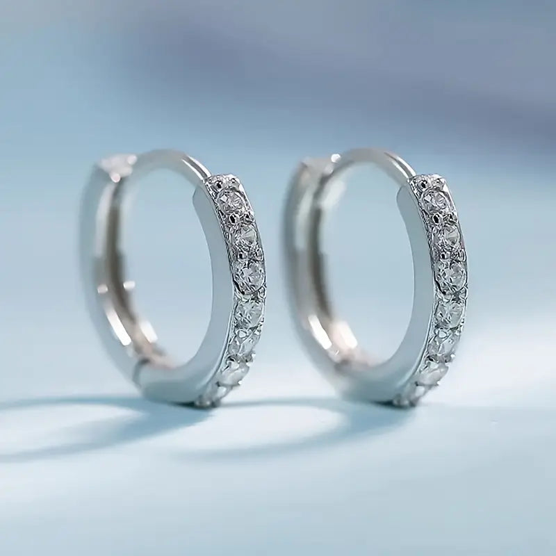 Nora – Zlaté náušnice s jemnými kameny.